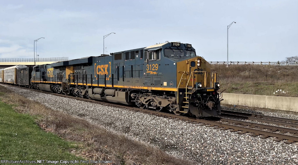 CSX 3129 leads I138.